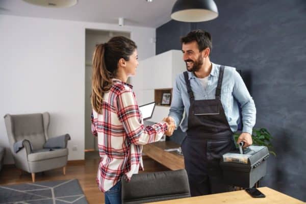 DASO Green Repairman shaking hands with customer